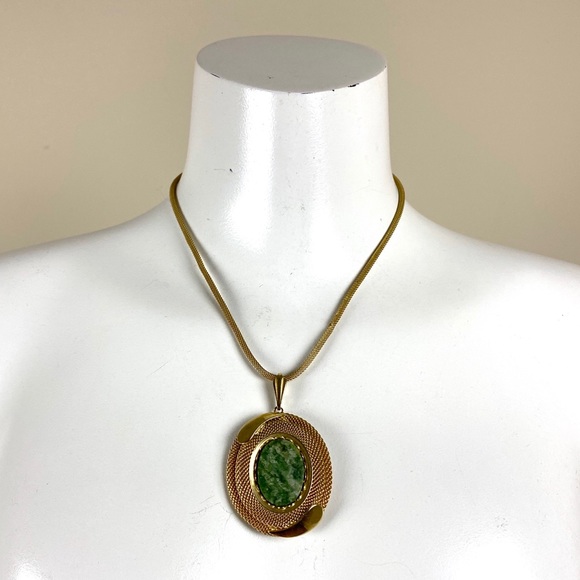 Vintage Jewelry - Vintage Goldtone & Green Pendant Necklace